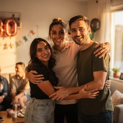 Drie vrienden met de armen om elkaar heen op een verjaardag met 30-ballonnen
