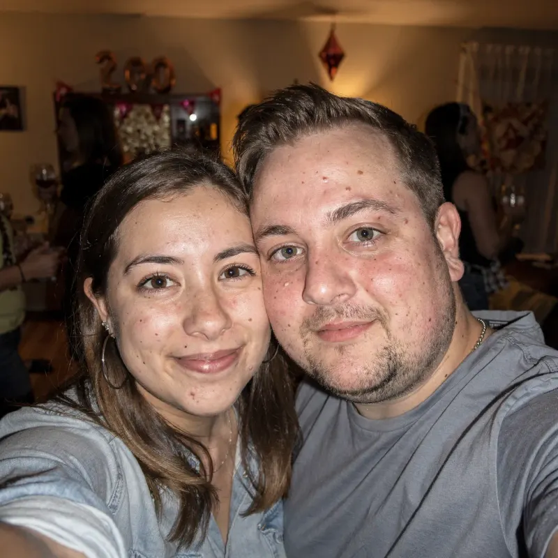 Twee feestgangers maken met flitser een selfie op een huisfeest