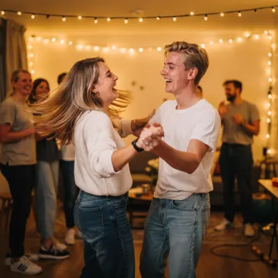 Stel danst lachend in een woonkamer vol lichtslingers