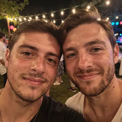 Twee vrienden maken een selfie in een tuin vol lichtjes